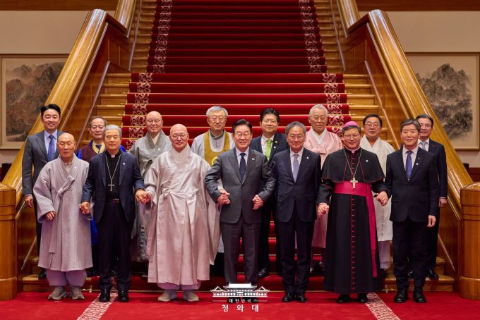 이재명 대통령이 12일 청와대로 종교 지도자들을 초청해 오찬 간담회를 하면서 손을 맞잡고 기념사진을 찍고 있다. [사진=청와대]