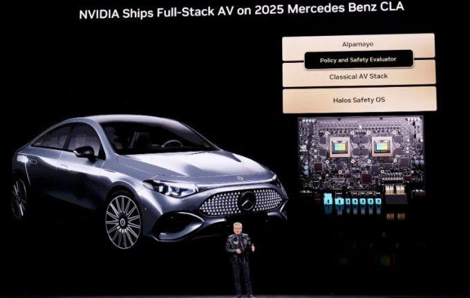 1월5일 미국 라스베이거스에서 열린 'CES 2026' 엔비디아 행사에서 젠슨 황 최고경영자(CEO)가 출시 예정인 메르세데스-벤츠 CLA에 대해 설명하고 있다. [사진=블룸버그통신]