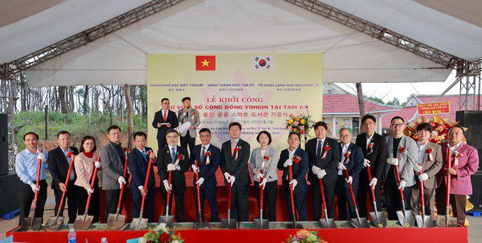 이상일 용인특례시장이 지난해 2월 26일 베트남 국제연꽃마을에서 개최한 용인 스마트 디지털도서관 착공식에 참석했다.[사진=용인]