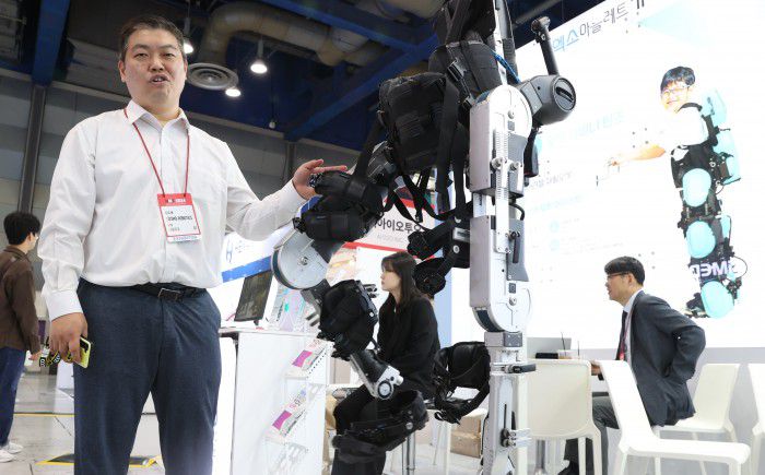 [서울=뉴스핌] 이호형 기자 = 2024 국제 병원의료산업 박람회가 2일 서울 코엑스 A,B홀에서 열린 가운데 코스모로보틱스 관계자가 재활로봇치료를 설명하고  있다. 4일까지 열리는 이번 행사는 디지털 헬스케어, 스마트병원, 의료 IT 기술, 의료로봇, 병원 설비, 병원 용품 등과 솔루션 및 최신 정보도 제공한다. 2024.10.02 leemario@newspim.com
