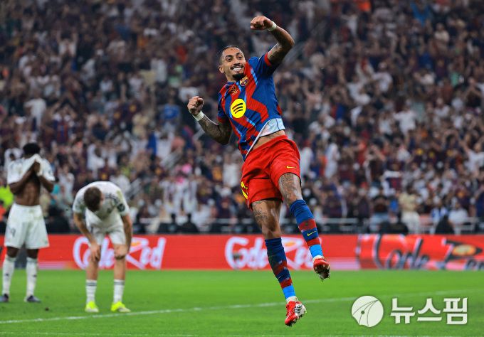 [제다 로이터=뉴스핌] 바르셀로나의 하피냐가 12일 열린 레알 마드리드와의 슈퍼컵 결승에서 멀티골을 넣은 뒤 세리머니 하고 있다. 2026.01.12 wcn05002@newspim.com