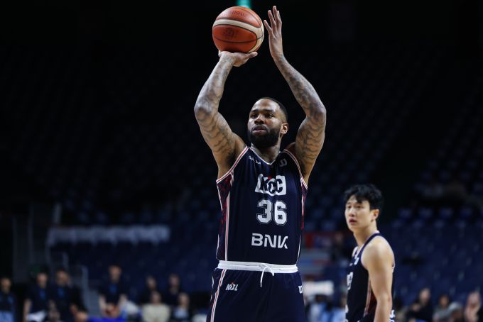 [서울=뉴스핌] 장환수 스포츠전문기자= KCC '빅맨' 숀 롱이 12일 소노와 부산 홈 경기에서 36점을 넣은 맹활약을 펼쳤다. [사진=KBL] 2026.01.12 zangpabo@newspim.com