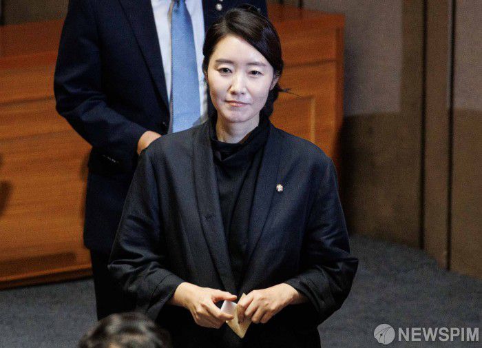 [서울=뉴스핌] 윤창빈 기자 = 여성가족부 장관 후보를 자진 사퇴한 강선우 더불어민주당 의원이 5일 오후 서울 여의도 국회에서 열린 본회의에서 무제한 토론 종결의 건에 대한 투표를 하고 있다. 2025.08.05 pangbin@newspim.com