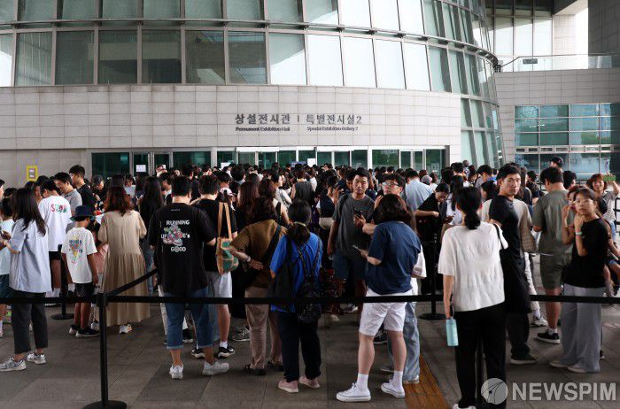 [서울=뉴스핌] 최지환 기자 = 11일 오전 서울 용산구 국립중앙박물관 전시실 입구가 입장을 대기하는 관람객들로 북적이고 있다. 2025.08.11 choipix16@newspim.com