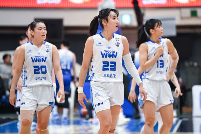 [서울=뉴스핌] 장환수 스포츠전문기자= 우리은행 김단비(가운데)와 이명관(왼쪽)이 12일 신한은행과 인천 경기에서 코트에 들어서고 있다. [사진=WKBL] 2026.01.12 zangpabo@newspim.com