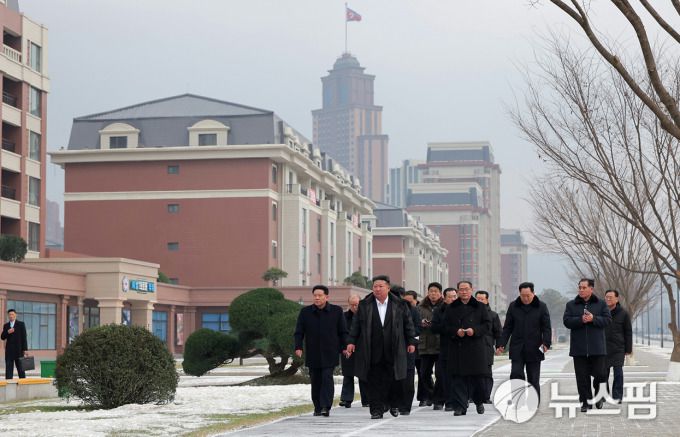 [서울=뉴스핌] 이영종 통일전문기자 = 북한 국무위원장 김정은이 10일 평양에 건설 중인 뉴타운 형태의 화성지구 아파트 건설현장을 방문했다고 관영 선전매체들이 11일 전했다. [사진=노동신문] 2026.01.11 yjlee@newspim.com