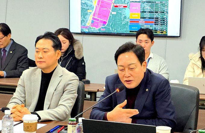 지난 9일 김선교 국민의힘 경기도당 위원장이 장동혁 대표와 용인 반도체 클러스터 현장을 방문해 호남이전론에 대해 반대 발언을 하고 있다.[사진=국민의힘 경기도당]