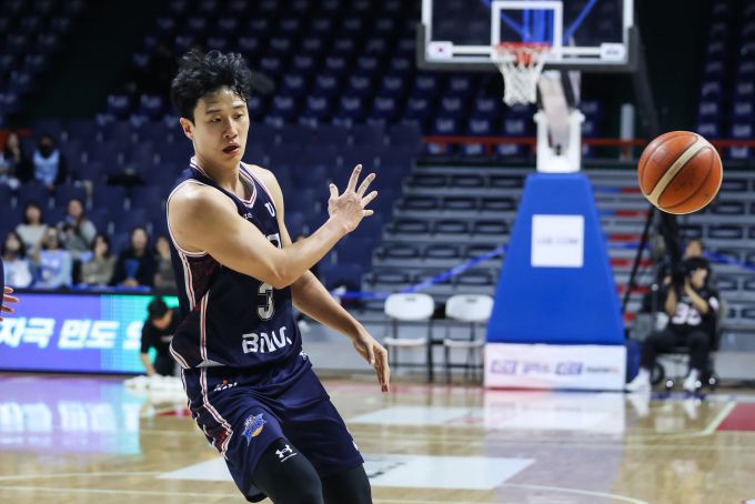 [서울=뉴스핌] 장환수 스포츠전문기자= KCC 허웅이 12일 소노와 부산 홈 경기에서 상대 수비수를 속이는 '노룩 패스'를 하고 있다. [사진=KBL] 2026.01.12 zangpabo@newspim.com