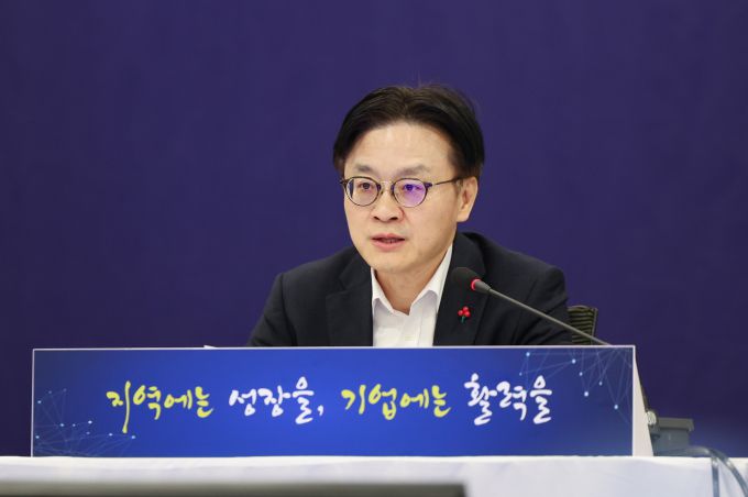 김정관 산업통상부 장관이 12일 오후 서울 중구 대한상공회의소에서 열린 자원 및 수출분야 산하기관 대상 업무보고에서 현안을 질의하고 있다. [사진=산업통상부] 2026.01.12 dream@newspim.com