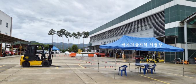 경북 울진군이 운영하는 농기계임대사업소(위)와 국가기술자격시험장.[사진=울진군]2026.01.12 nulcheon@newspim.com