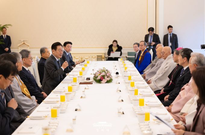 이재명 대통령이 12일 청와대로 종교 지도자들을 초청해 오찬 간담회를 하고 있다. [사진=청와대]