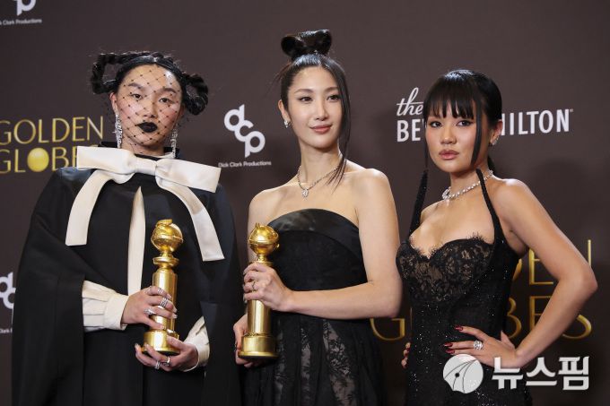 [서울=뉴스핌] 이지은 기자 = 가상 K팝 걸그룹 헌트릭스의 오리지널사운드트랙(OST) '골든'이 미국 골든글로브 어워즈에서 주제가상을 수상했다. '골든'의 작곡가 겸 가창자 이재(가운데). [사진=로이터 뉴스핌] 2026.01.12 alice09@newspim.com