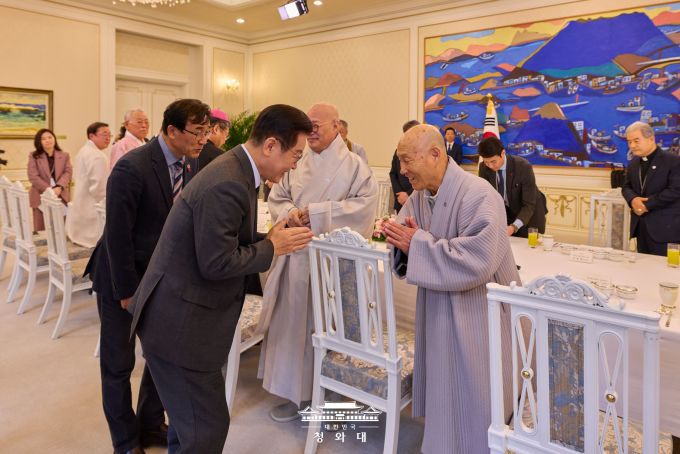 이재명 대통령이 12일 청와대로 종교 지도자들을 초청해 오찬 간담회를 하면서 인사하고 있다. [사진=청와대]