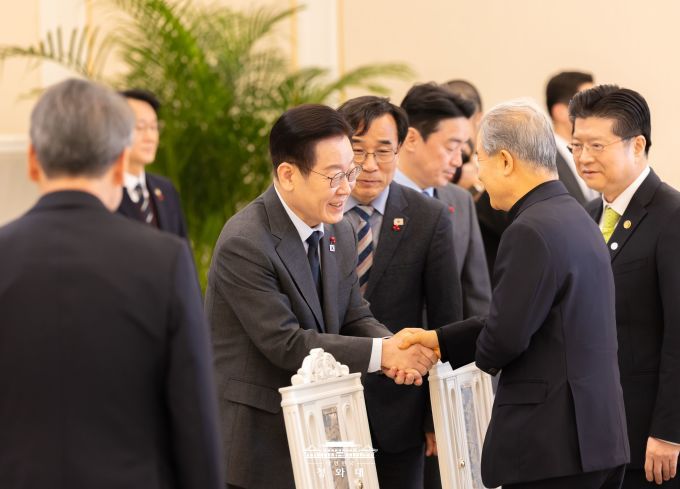 이재명 대통령이 12일 청와대로 종교 지도자들을 초청해 오찬 간담회를 하면서 인사하고 있다. [사진=청와대]