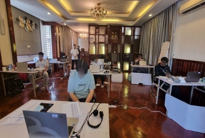 청와대는 12일 "범정부 초국가범죄 특별대응 태스크포스(TF)가 캄보디아 프놈펜에서 성착취 범죄를 자행한 26명을 현지에서 검거했다"고 밝혔다. 사진은 캄보디아 현지에서 체포된 피의자들과 범행 현장 사무실. [사진=청와대]