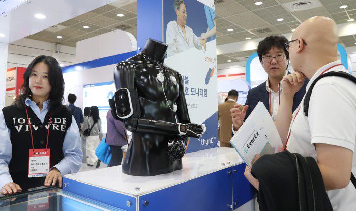 [서울=뉴스핌] 이호형 기자 = 2024 국제 병원의료산업 박람회가 2일 서울 코엑스 A,B홀에서 열린 가운데 방문객들이 SEERS 부스서 웨어러블 생체신호 모니터링을 설명 듣고  있다. 4일까지 열리는 이번 행사는 디지털 헬스케어, 스마트병원, 의료 IT 기술, 의료로봇, 병원 설비, 병원 용품 등과 솔루션 및 최신 정보도 제공한다. 2024.10.02 leemario@newspim.com