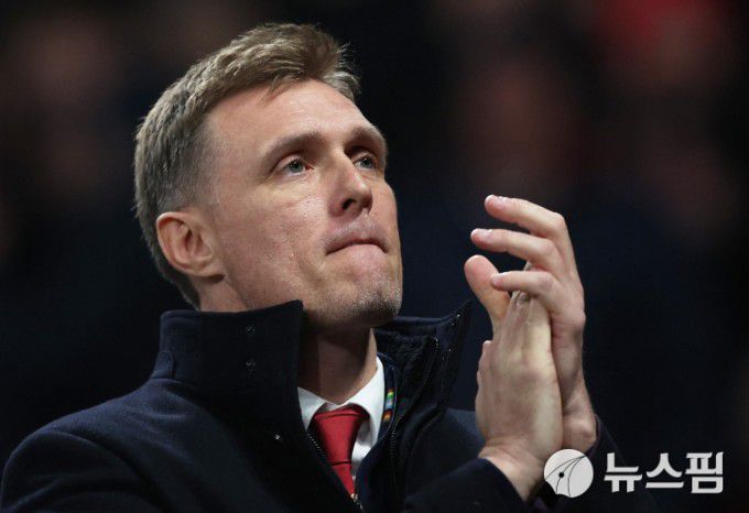 [맨체스터 로이터=뉴스핌] 박상욱 기자=대런 플레처 맨유 감독 대행이 12일(한국시간) 2025-2026시즌 FA컵 3라운드에서 브라이튼에 패하자 실망한 표정을 짓고 있다. 2026.1.12 psoq1337@newspim.com