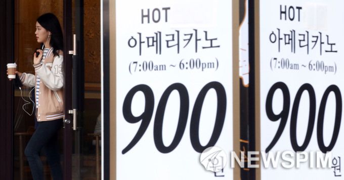 장기 불황 속에 1000원 이하의 아메리카노를 파는 커피전문점 브랜드가 속속 등장해 소비자들의 눈길을 끌고 있다. 28일 서울 신촌역 부근의 한 카페가 오전 7시부터 오후 6시까지 따뜻한 아메리카노를 900원에 판매한다는 홍보배너를 내걸고 영업을 하고 있다. /김학선 기자 yooksa@