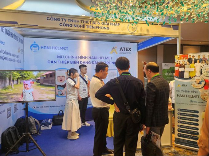 '2025 베트남 재활과학 컨퍼런스'에 마련된 ATEX 전시 부스에서 현지 의료 관계자들에게 하니헬멧을 설명하고 있다 [사진=한헬스케어]