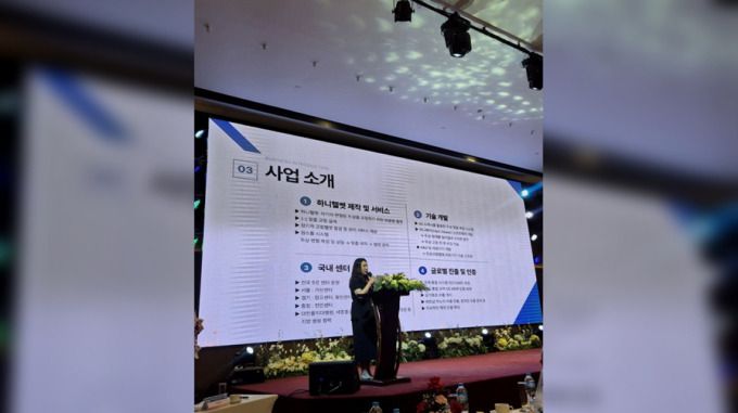 (주)한헬스케어 영업마케팅팀 관계자가 현지 전문가들을 대상으로 ㈜한헬스케어의 기술력을 설명하고 있다 [사진=한헬스케어]