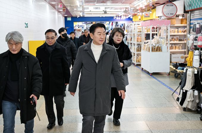 김동근 의정부시장이 관내 주요 상권을 방문해 상인들과 소통하며 새해 민생 현장을 살펴보고 있다. [사진=의정부] 2026.01.12 atbodo@newspim.com