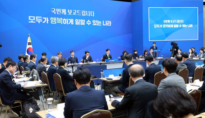 김영훈 고용노동부 장관이 12일 세종컨벤션센터에서 산하기관 업무보고를 받고 있다. [사진=고용노동부] 2026.01.12 sheep@newspim.com