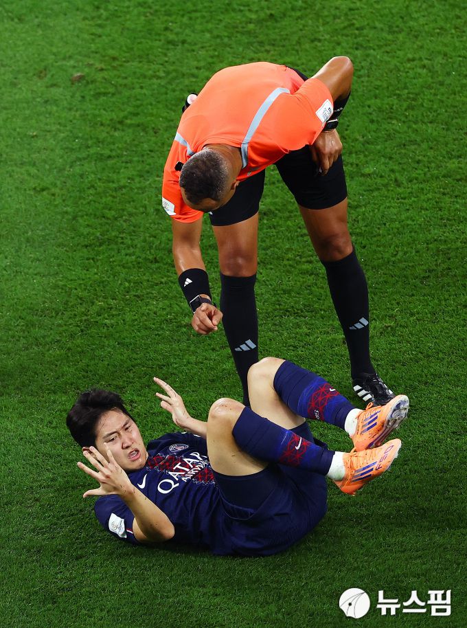 [일라이얀 로이터=뉴스핌] 장환수 스포츠전문기자= 전반 31분 플라멩구 수비수와 부딪혀 넘어진 이강인이 심판에게 어필을 하고 있다. 2025.12.18 zangpabo@newspim.com