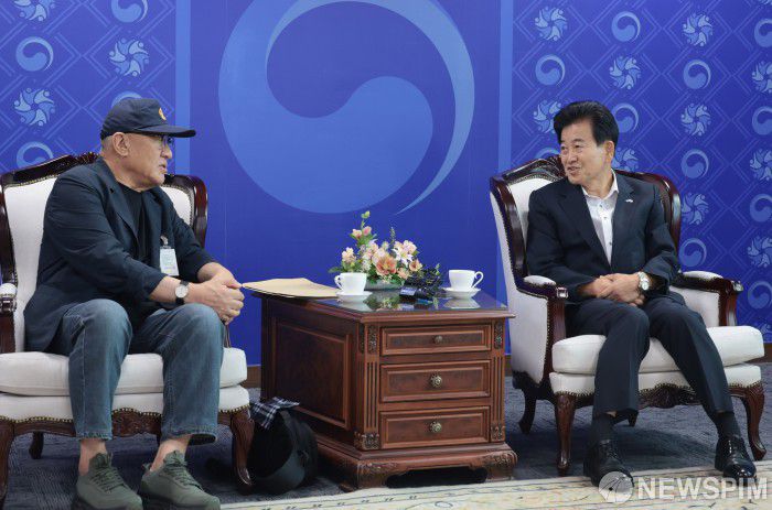 [서울=뉴스핌] 이길동 기자 = 정동영 통일부 장관이  8일 오전 서울 종로구 정부서울청사에서 최성룡 전후납북자피해가족연합회 이사장을 비롯한 이사진을 면담하고 있다.2025.8.08 gdlee@newspim.com