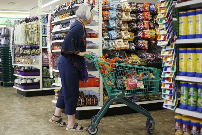 미국 여성이 생활용품점 '달러트리'에서 식료품을 구입하고 있다. 2018.08.30 [사진=블룸버그]