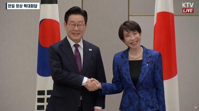 일본을 방문한 이재명 대통령이 13일 오후 일본 나라현에서 다카이치 사나에 일본 총리와 정상회담에 앞서 악수하고 있다. [사진=KTV]