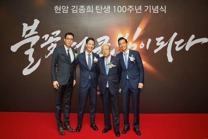 (왼쪽부터) 김동선 부사장, 김동원 사장, 김승연 회장, 김동관 부회장 [사진=한화]