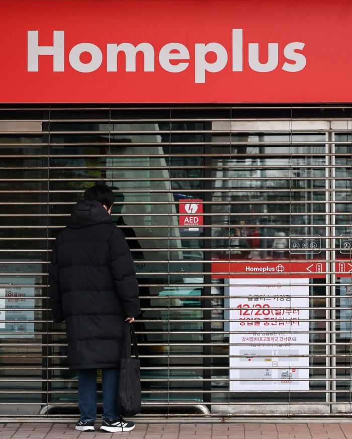 [서울=뉴스핌] 최지환 기자 = 28일 서울 강서구 홈플러스 가양점에 영업중단을 알리는 안내문이 붙어 있다. 기업회생에 난항을 겪고 있는 홈플러스는 28일부터 적자 규모가 큰 가양, 일산, 장림, 원천, 울산북구 등 5개 지점의 운영을 중단했다. 2025.12.28 choipix16@newspim.com