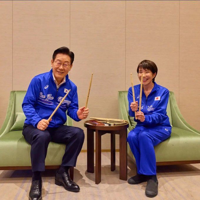 이재명 대통령과 다카이치 사나에 일본 총리가 이 13일 오후 일본 나라현에서 열린 한일 정상회담 후 친교 시간에 다카이치 총리가 좋아하는 드럼을 함께 치며 친밀한 한일 관계를 상징하는 즉석 드럼 합주를 선보였다. 한일 정상이 드럼 스틱을 들고 기념사진을 찍고 있다. [사진=KTV] 2026.01.13