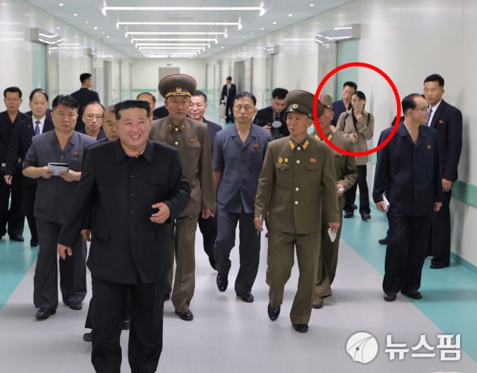 [서울=뉴스핌] 이영종 통일전문기자 = 지난해 9월 24일 국무위원장 김정은의 평양종합병원 건설 현장 방문에 나타난 여동생 김여정(붉은 원). 수행 간부군에 끼지 못하고 먼 발치에서 수행하는 모습이 드러난다. [사진=노동신문] 2026.01.14 yjlee@newspim.com