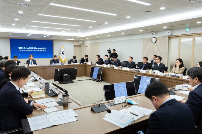 기후에너지부가 14일 오전 정부세종청사에서 환경분야 산하기관을 대상으로 업무보고를 받고 현안을 논의하고 있다. [사진=기후에너지환경부] 2026.01.14 dream@newspim.com