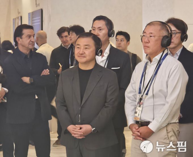 노태문 삼성전자 대표이사 사장(왼쪽)과 정의선 현대차 회장이 6일(현지시간) 세계 최대 가전 IT 전시회 'CES 2026'에 참여한 삼성전자 부스에서 제품 설명을 듣고 있는 모습. [사진=독자제공]