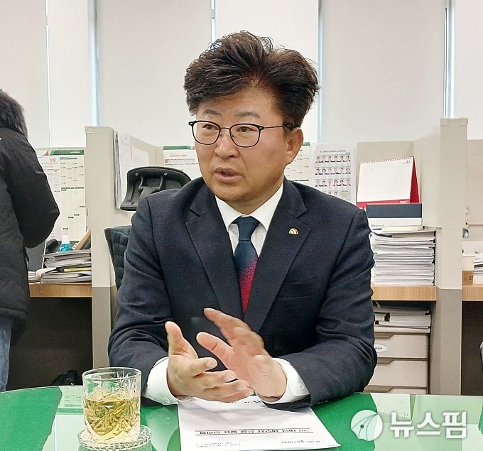 [대전=뉴스핌] 김수진 기자 = 최충규 대전 대덕구청장이 14일 대전시청 기자실을 찾아 자치구 권한 이양 필요성을 강조하고 있다. 2026.01.14 nn0416@newspim.com