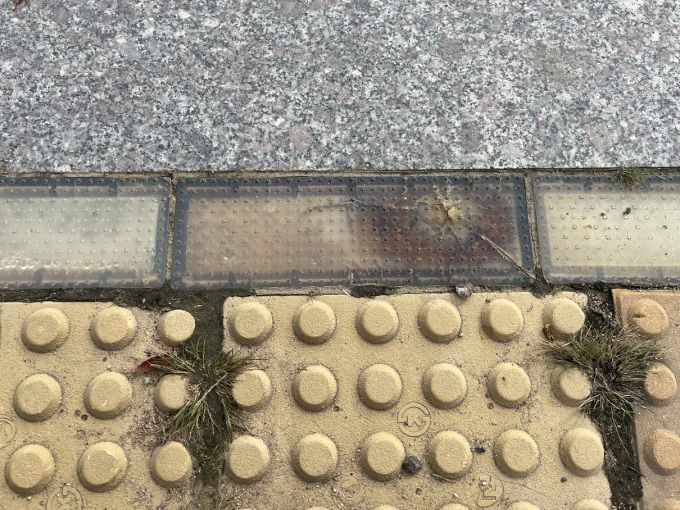 바닥형 보행신호등 점검사진_파손. [사진=경기도]