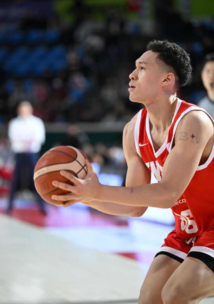 [잠실학생=뉴스핌]이웅희 기자=SK 에디 다니엘이 13일 DB와의 홈경기에서 슛을 시도하고 있다. [사진=KBL] 2026.01.14 iaspire@newspim.com