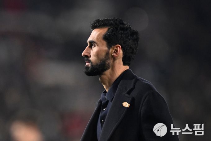 [알바세테 로이터=뉴스핌] 레알 마드리드의 아르벨로아 감독이 15일 열린 알바세테와의 국왕컵 16강전에서 탈락한 뒤 씁쓸한 표정을 짓고 있다. 2026.01.15 wcn05002@newspim.com