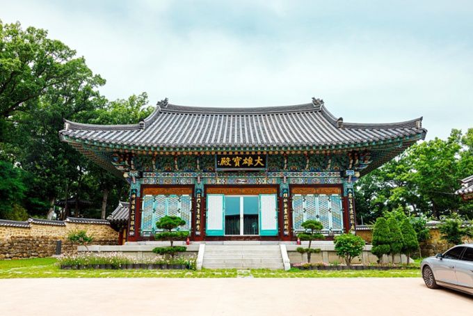 포항 임허사 석조보살좌상(위)과 포항 임허사 대웅보전.[사진=포항시]2026.01.15 nulcheon@newspim.com