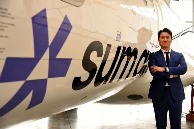 15일 최용덕 섬에어 대표가 서울 김포 비즈니스 항공센터(SGBAC)에서 열린 섬에어 1호기 도입식에서 포즈를 취하고 있다. [사진=섬에어]