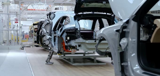 [사진 = 유비텍 공식 홈페이지] 중국 로봇 개발사 유비텍(優必選∙유비쉬안∙UBTECH, 9880.HK)이 출시한 중국 최초의 상용화된 전신형 이족 휴머노이드 로봇 워커(Walker)가 자동차 공장 생산라인에 투입돼 활용되고 있는 모습.