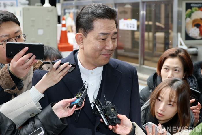 [서울=뉴스핌] 정일구 기자 = 김병기 전 더불어민주당 원내대표가 12일 오후 서울 여의도 중앙당사에서 열린 더불어민주당 윤리심판원에 출석하며 취재진 질문을 듣고 있다. 2026.01.12 mironj19@newspim.com