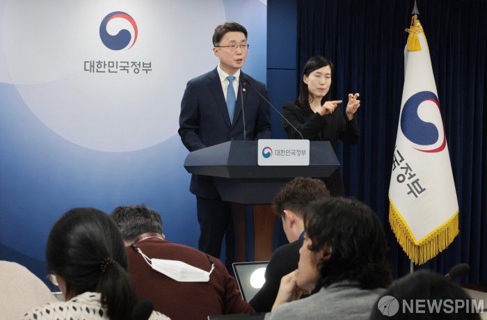 [서울=뉴스핌] 이길동 기자 =  류제명 과학기술정보통신부 제2차관이 15일 독자 AI 파운데이션 모델 프로젝트 1차 단계 평가 결과를 발표하고 있다.  2026.01.15 gdlee@newspim.com