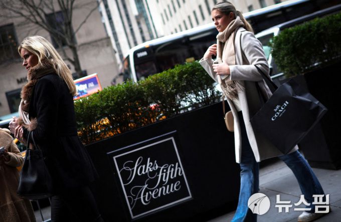 2023년 12월 5일, 미국 뉴욕 맨해튼에 위치한 삭스 피프스 애비뉴(Saks Fifth Avenue) 플래그십 스토어 밖에서 연말 쇼핑객들이 걸어가고 있다. [사진=로이터 뉴스핌]