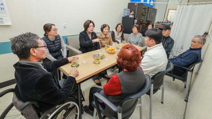 기관 방문 모습(경기도지체장애인협회 과천시지회). [사진=과천시]