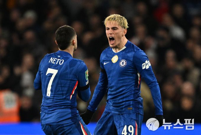 [런던 로이터=뉴스핌] 첼시의 가르나초(오른쪽)가 15일 열린 아스널과의 경기에서 추격골을 넣은 뒤 기뻐하고 있다. 2026.01.15 wcn05002@newspim.com