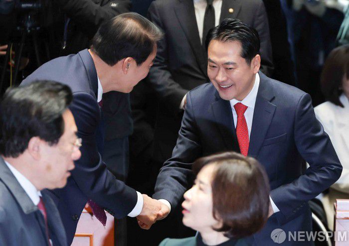 [서울=뉴스핌] 윤창빈 기자 = 장동혁 국민의힘 대표가 15일 서울 여의도 국회에서 열린 의원총회에 참석하고 있다. 2026.01.15 pangbin@newspim.com