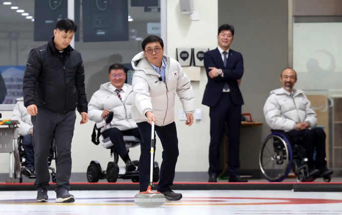 [서울=뉴스핌] 김용석 기자 =  최휘영 문화체육관광부 장관이 15일 경기도 이천선수촌에서 열린 장애인 국가대표 훈련개시식에서 컬링 체험을 하고 있다. [사진= 문체부] 2026.01.15 fineview@newspim.com